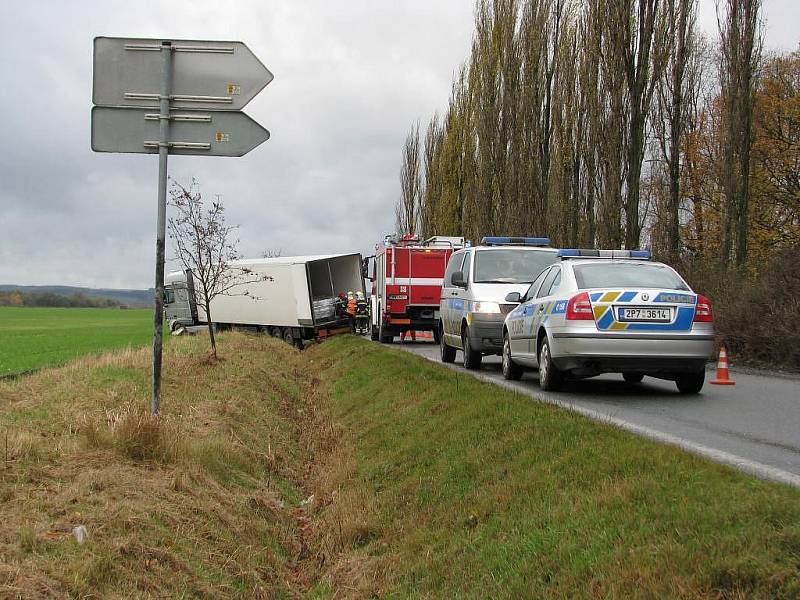 Nehoda kamionu u Blatnice. Nákladem byla kyselina sírová