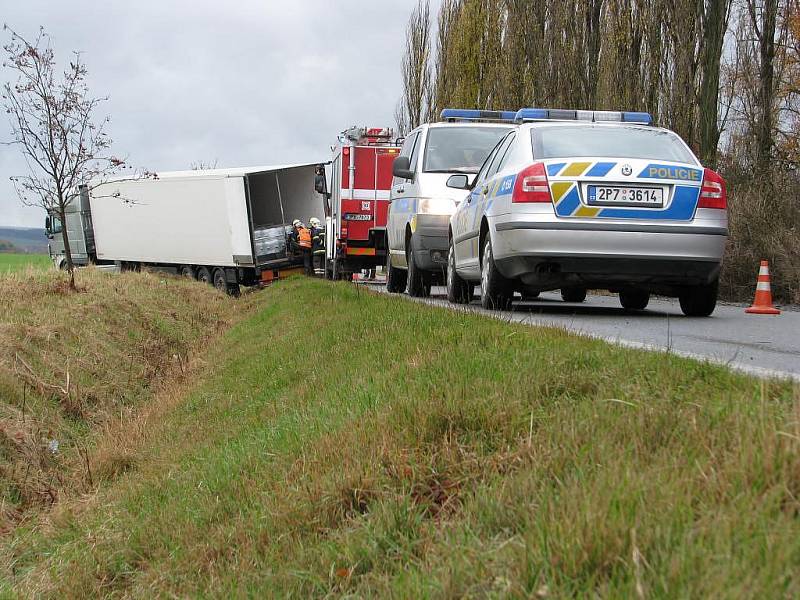 Nehoda kamionu u Blatnice. Nákladem byla kyselina sírová