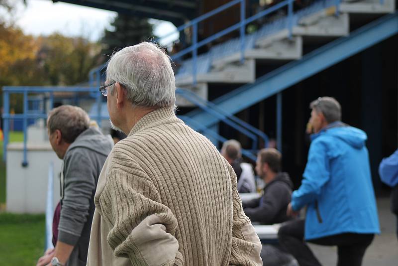 Fotbalisté SK Klatovy 1898 U17 (na archivním snímku hráči v červených dresech) rozcupovali Vejprnice (v modrém) vysoko 8:2. Pět branek vstřelil Adam Hošek.