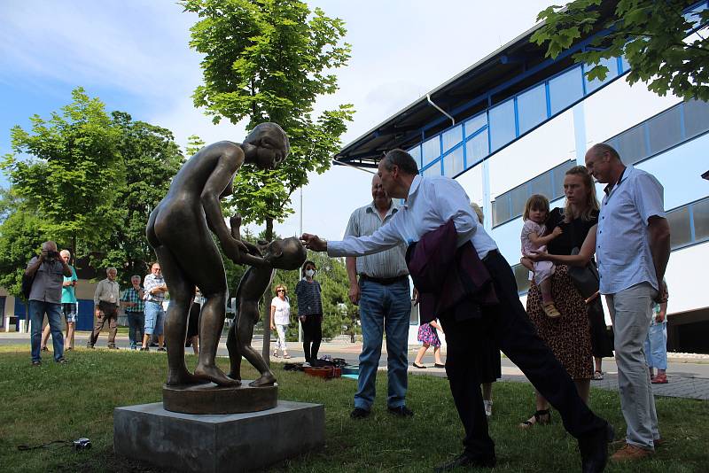 Odhalení sousoší Matky s dítětem v Klatovské nemocnici.