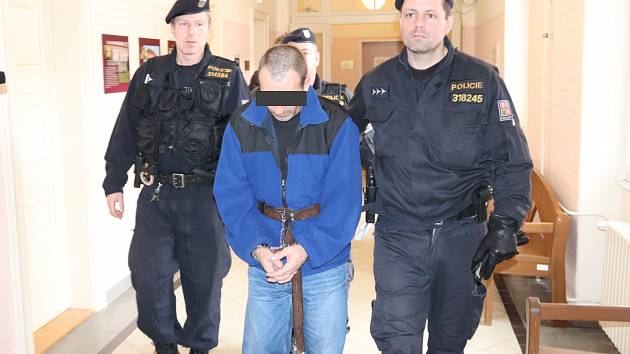 Roman V. (46) z Plzně-jihu, který ve středu brutálně ubodal svého bývalého šéfa, majitele klatovské autodopravy Jiřího Ž. (54), bude na verdikt soudu čekat za mřížemi.