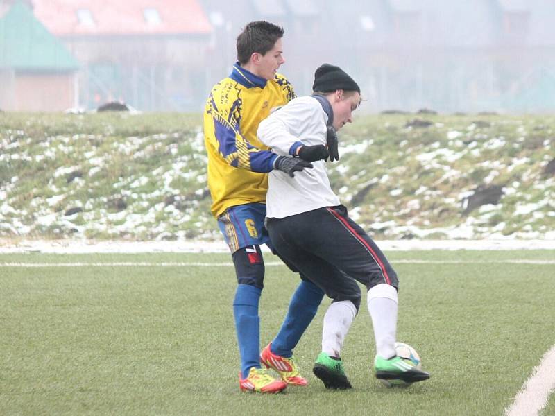 Zimní turnaj mužů v Sušici: Sušice (ve žlutém) - Horažďovice 1:1.