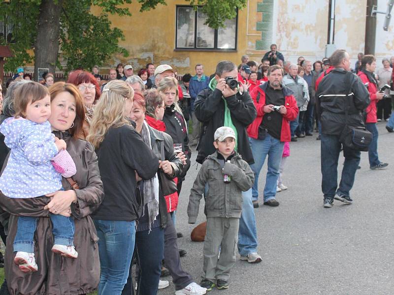 Odhalení sochy sv. Jana Nepomuckého v Čepicích