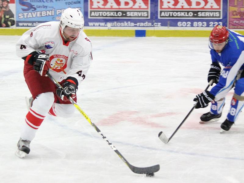 Hokejisté HC 2009 Nýrsko (na archivním snímku hráči v modrých dresech) deklasovali HC Tomahawk 11:5.