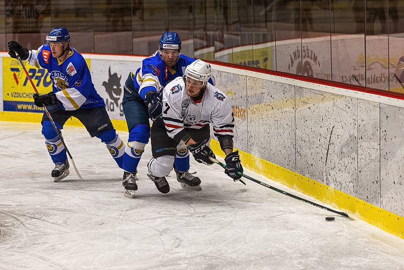 2. liga, skupina Západ (3. kolo): SHC Klatovy (na snímku hokejisté v bílých dresech) - HC Řisuty 6:3 (3:0, 1:1, 2:3).