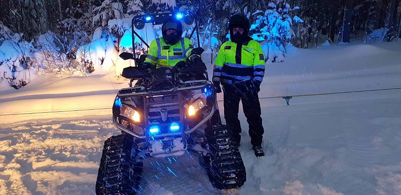 Policisté dohlížejí na bezpečnost na sjezdovkách na Šumavě.