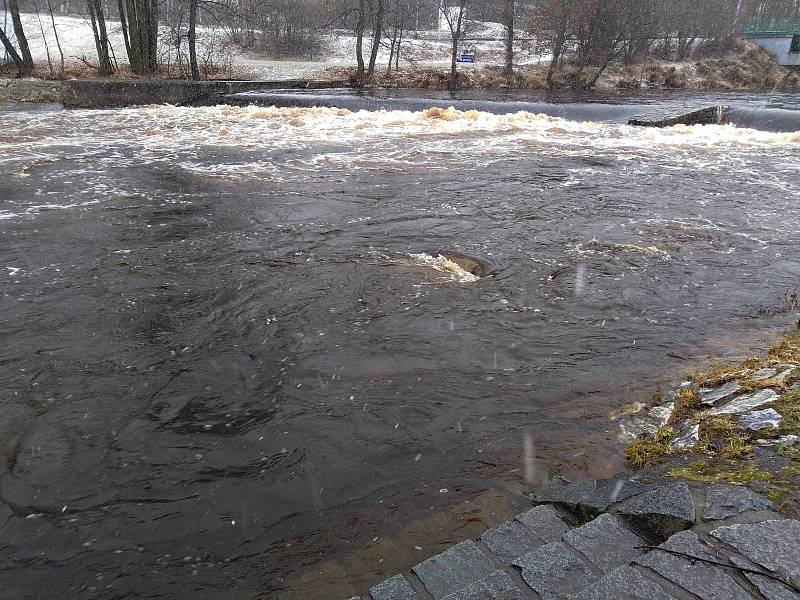Řeka Otava v Sušici po vydatném dešti v lednu 2021.