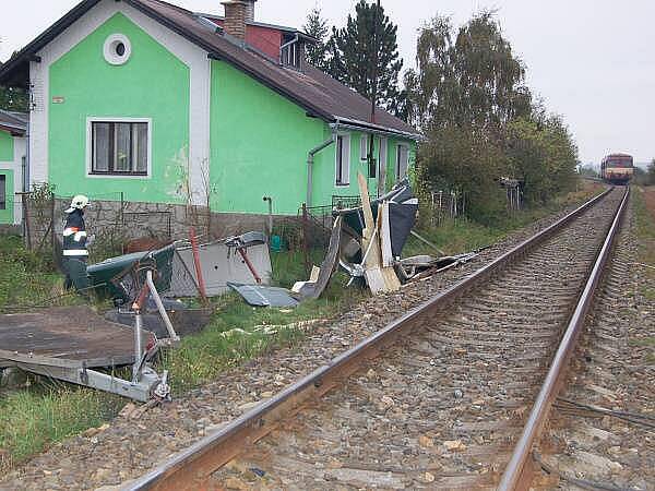 Při srážce s vlakem zahynul kůň