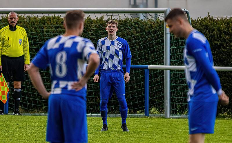 Fotbalisté FK Okula Nýrsko (na archivním snímku hráči v modrobílých dresech) skončili v letošní sezoně krajského přeboru na druhém místě.