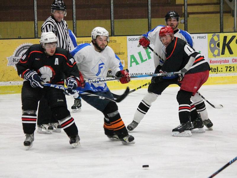 Klatovská hobby liga 2016/2017: AHC Gladiators (černé dresy) - HC Poběžovice 5:1