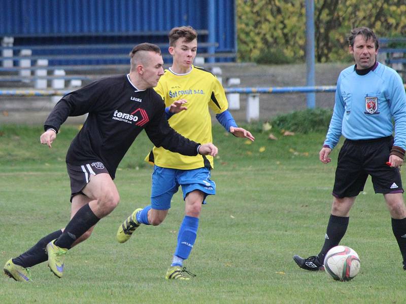 Fotbalisté TJ Sokol Mochtín (na archivním snímku hráči ve žlutých dresech) porazili Bělou nad Radbuzou 4:1. O výhře rozhodli už v prvním poločase.