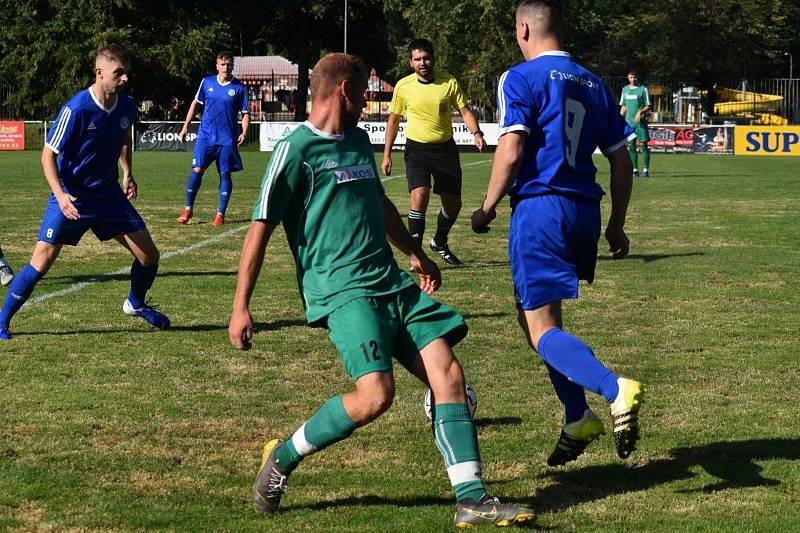 Fotbalisté TJ Sušice (na archivním snímku hráči v modrých dresech) deklasovali na domácím trávníku Bělou nad Radbuzou 6:2.