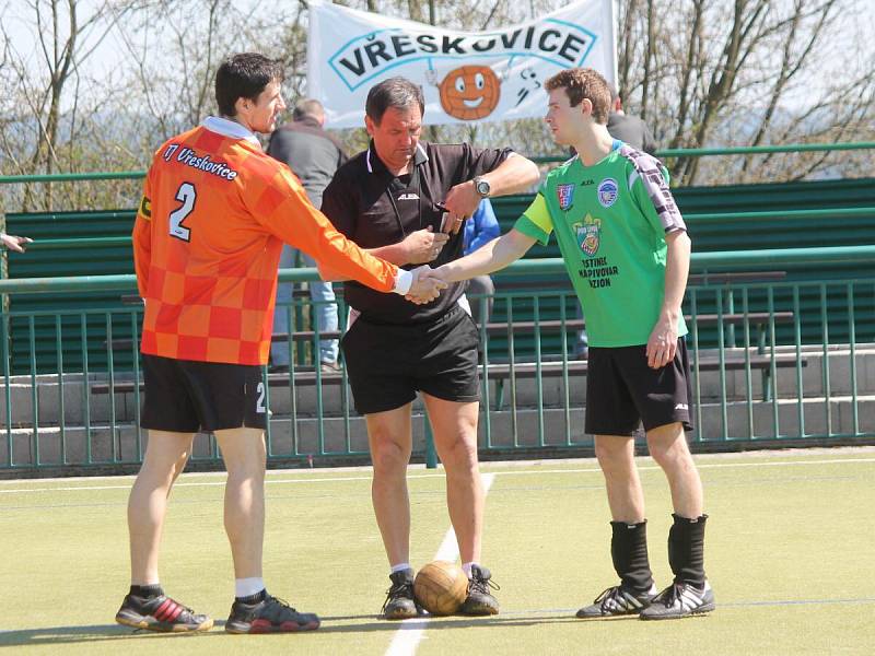 Národní házená, II. liga: Vřeskovice (v oranžovém) - Kyšice 15:22.