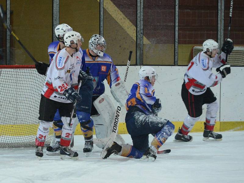 Liga juniorů: HC Klatovy (v bílém) - HC Klášterec 6:7 SN.