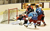 Hokejisté TJ Start Luby (na archivním snímku hráči v tmavých dresech) deklasovali ve víkendovém utkání krajské hokejové soutěže Buldoky Stříbro 10:2.