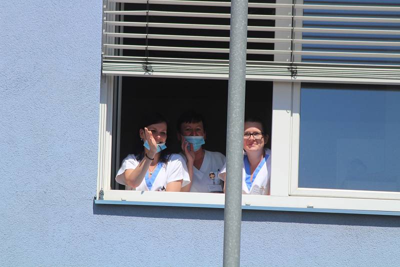 K mezinárodnímu dni sester přijeli popřát policisté a hasiči do Klatovské nemocnice.