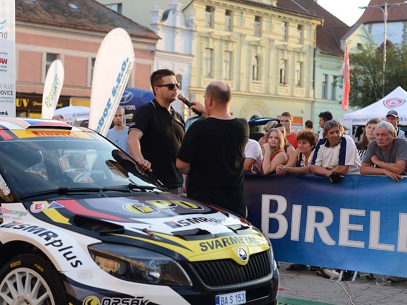 Posádky při předstartovní show a na tratích Rally Agropa