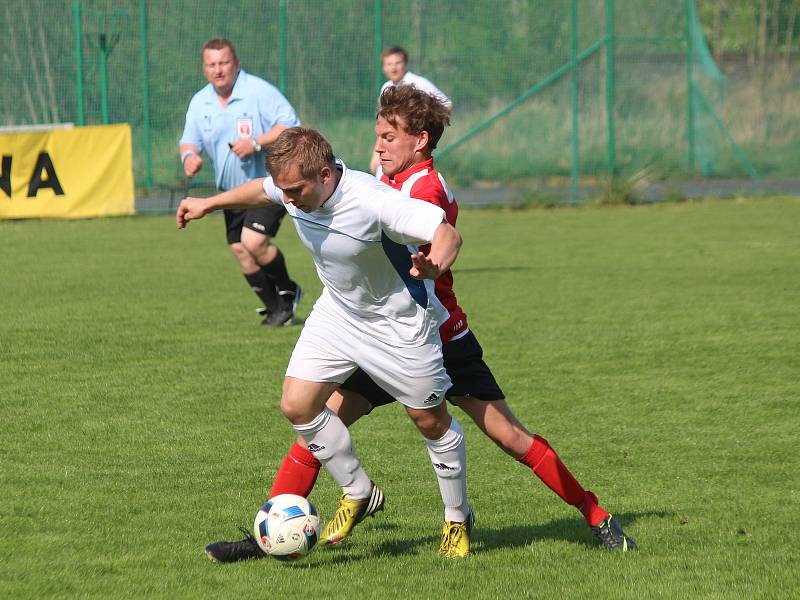 Záložní tým TJ Sušice (na archivním snímku hráči v bílých dresech) vyzrál na béčko Okuly Nýrsko, které porazil na jeho hřišti 4:2.