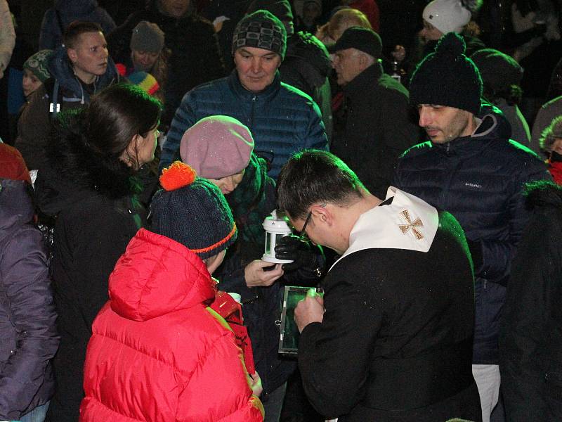 Skauti rozdávali v Klatovech Betlémské světlo.