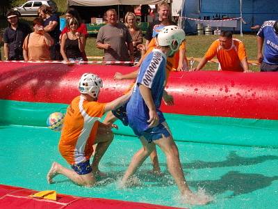 Druhý ročník Aqua Football Cupu v Kydlinech přilákal nejen soutěžní týmy mužů i žen, ale hlavně diváky