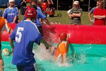 Druhý ročník Aqua Football Cupu v Kydlinech přilákal nejen soutěžní týmy mužů i žen, ale hlavně diváky