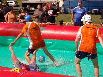 Druhý ročník Aqua Football Cupu v Kydlinech přilákal nejen soutěžní týmy mužů i žen, ale hlavně diváky