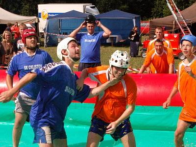 Druhý ročník Aqua Football Cupu v Kydlinech přilákal nejen soutěžní týmy mužů i žen, ale hlavně diváky