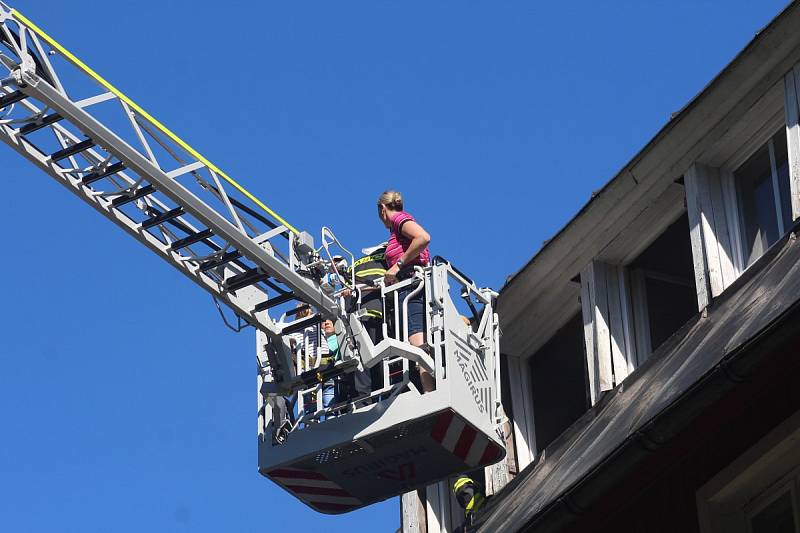 Simulovaný požár vypukl v 16 hodin ve 2. patře hotelu, ve kterém v tu dobu bylo několik osob, včetně dětí. Po několika minutách dorazila první hasičská vozidla, byly nataženy hadice a hasiči pronikli do hotelu v dýchacích maskách.