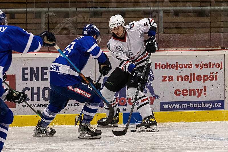 Hokejisté SHC Klatovy (na archivním snímku hráči v bílých dresech) podlehli Táboru (modří) i podruhé v sezoně. Znovu výsledkem 1:5, tentokrát však na jeho ledě.