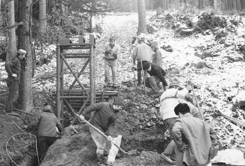 1974 – budování háčkového vleku. Na fotografii práce u spodní hnací stanice. Vlek poháněl 4 kW el. motor s dopravní rychlostí 1,36 m/s. Lano bylo podpíráno na čtyřech sloupech. Foto: Archiv lyžařského oddílu