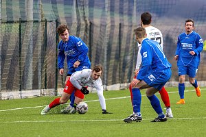 I. B třída, skupina B (17. kolo): FC Švihov (na snímku fotbalisté v bílých dresech) - SK Kovodružstvo Strážov (modří) 3:1.