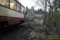 Strom v kolejišti zastavil provoz na trati mezi Chodskou Lhotou a Hlubokou