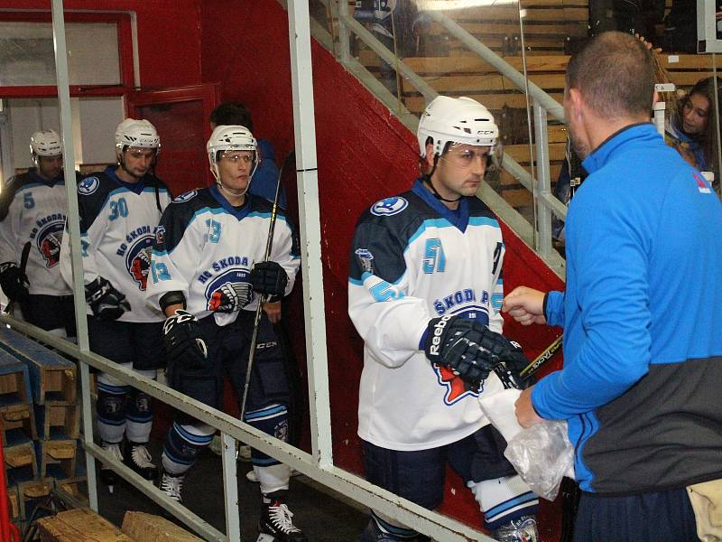 Přípravný hokejový zápas HC Klatovy (červení) - HC Škoda Plzeň. Hosté vyhráli 11:1 a dali tak dárek Martinu Strakovi k 45. narozeninám.