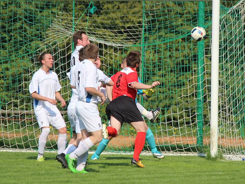 Záložní tým TJ Sušice (na archivním snímku hráči v bílých dresech) vyzrál na béčko Okuly Nýrsko, které porazil na jeho hřišti 4:2.