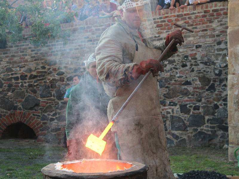 Odlévání zvonu na hradě Švihov.