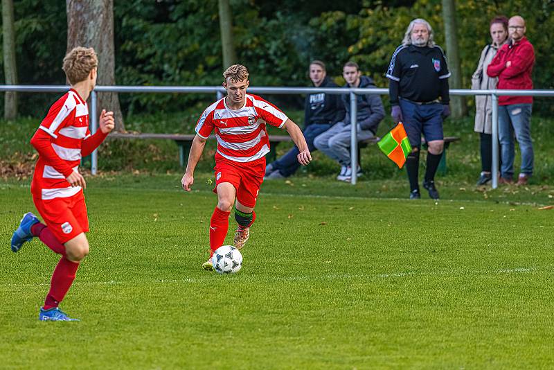 Fotbalisté FC Švihov (na archivním snímku hráči v červenobílých dresech) přejeli na domácím hřišti Tatran Dlouhá Ves 4:1.