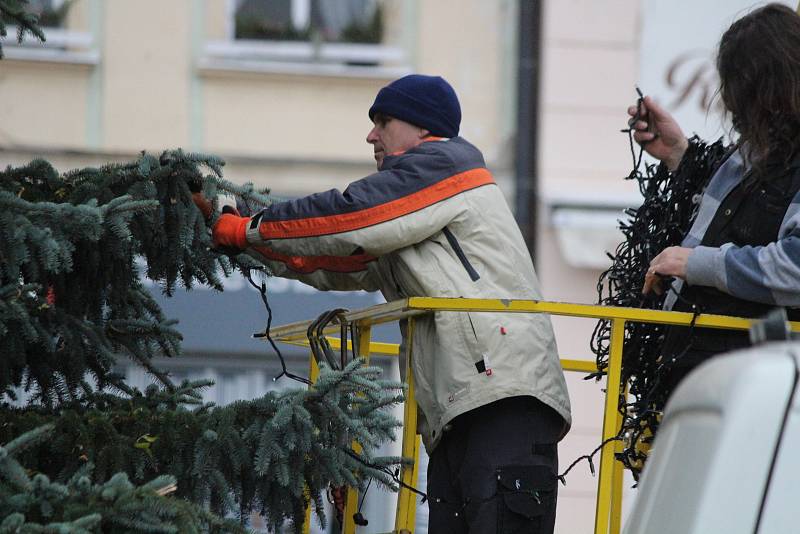 Stavění vánočního stromu v Klatovech.