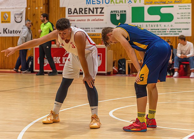 Basketbalisté BK Klatovy (na archivním snímku hráči v bílých dresech) podlehli béčku Písku, ale porazili Tygry z Českých Budějovic.