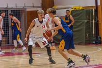 Basketbalisté BK Klatovy (na archivním snímku hráči v bílých dresech) podlehli béčku Písku, ale porazili Tygry z Českých Budějovic.