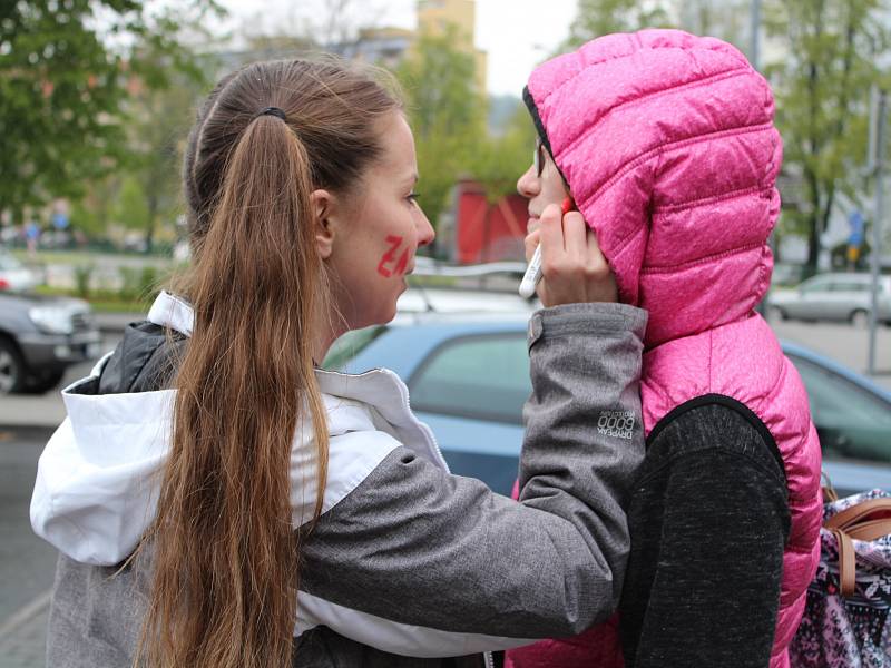 Žáci klatovské zdravotnické školy si užili výkop