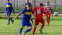 5. kolo OPM: FC Švihov (na snímku fotbalisté v červenobílých dresech) - TJ Sokol Chudenice (modří) 2:2 (2:0).