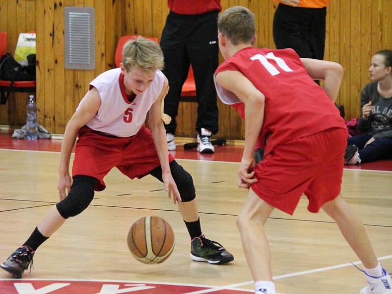 V rámci oslav 80 let klatovského basketbalu bylo k vidění ligové derby Klatovy A (bílé dresy) - Klatovy B žáků U14