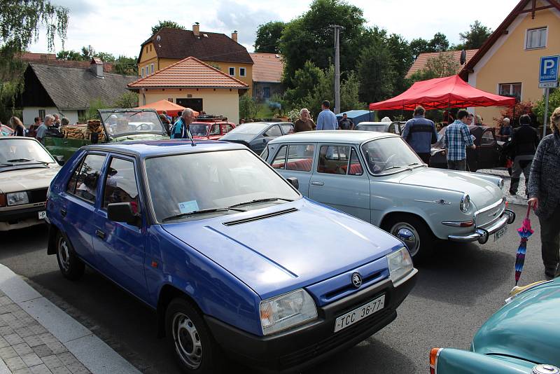 Historické vozy na náměstí v Chudenicích