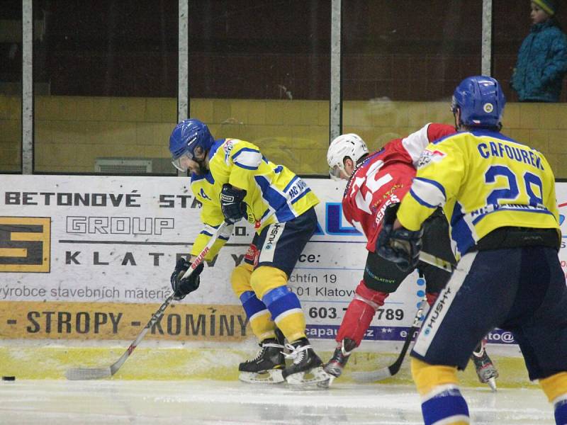 Třetí čtvrtfinále play-off druhé ligy: SHC Klatovy (červené dresy) - HC Kobra Praha 7:3