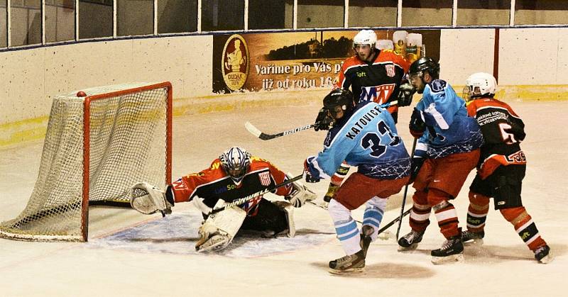 Hokejisté TJ START Luby (na archivním snímku hráči v černo-červených dresech) vedli s HC Rokycany už 3:0, ale nakonec museli přijmou porážku 3:5.