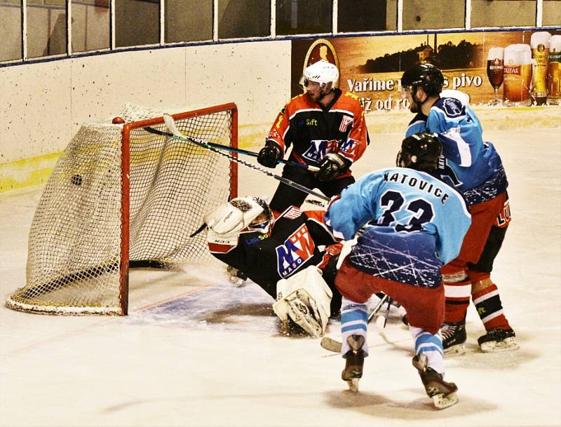 Hokejisté TJ START Luby (na archivním snímku hráči v černo-červených dresech) vedli s HC Rokycany už 3:0, ale nakonec museli přijmou porážku 3:5.