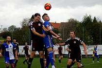 I. A třída Středočeského kraje, skupina B, 13. kolo: SK Rapid Psáry (na snímku hráči v modrých dresech) - FK Bohemia Poděbrady 2:1 (1:0).