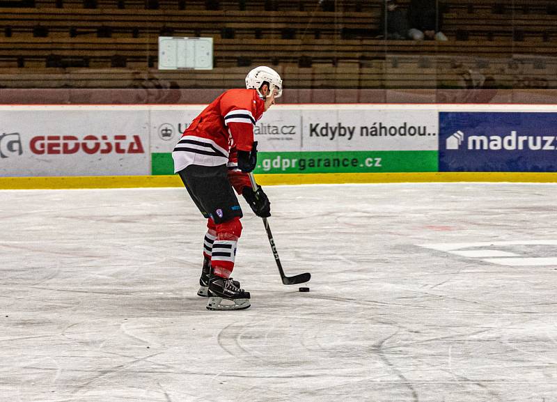 Hokejisté Klatov (hráči v červeném) padli s Příbramí 0:4.