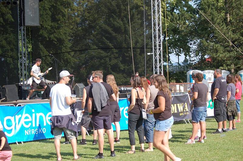 Slunce, pivo a rock. Tak vypadalo odpoledne v Klatovech na stadionu