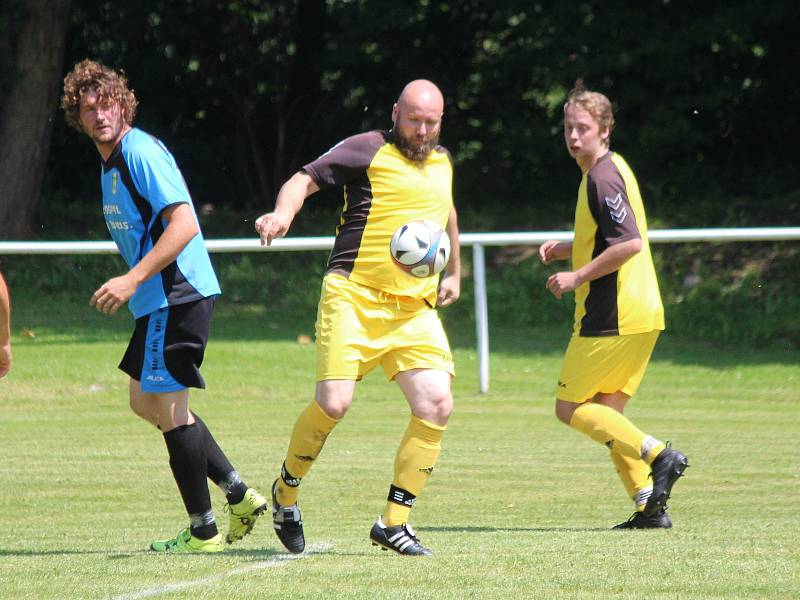 Fotbalisté Malého Boru (na archivním snímku hráči v modrých dresech) deklasovali na domácí půdě rezervu TJ Start Luby 6:2. Čtyři branky vstřelil Michael Forman.